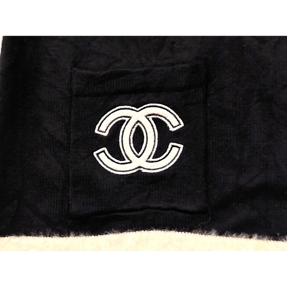 CHANEL Black & White Fur Scarf with Iconic Logo Pocket - Picture 15 of 16